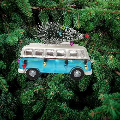 Plavi kamper Van stakleni ukrasi, prekriveni ukrašenim snijegom prekrivenim božićnim Drvcem, jedinstveni svečani praznični dekor za