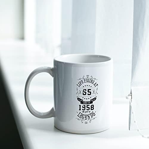 Bang uredna odjeća 65th rođendanski pokloni za žene muškarce-život počinje u 1958 Funny Mugs Novelty Presents