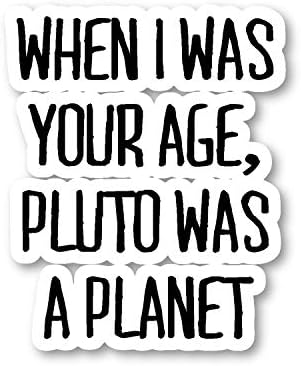 Kad sam bio vaš godina, Pluton je bio planetna naljepnica smiješne naljepnice - naljepnice za prijenosna računala - 2,5 inča vinilna decal - laptop, telefon, tablet vinilna naljepnica za naljepnicu S4230-P-4